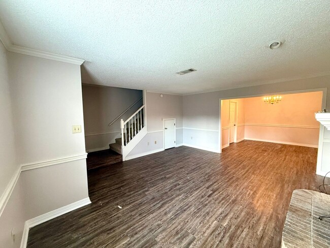 Building Photo - 2 Bed/1.5 Bath Townhome Available for Rent...