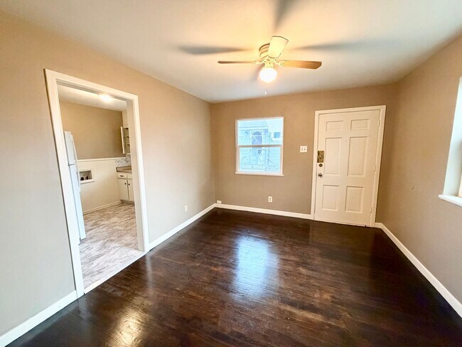 Foto del edificio - Beautiful 1 bedroom duplex in the heart of it all.