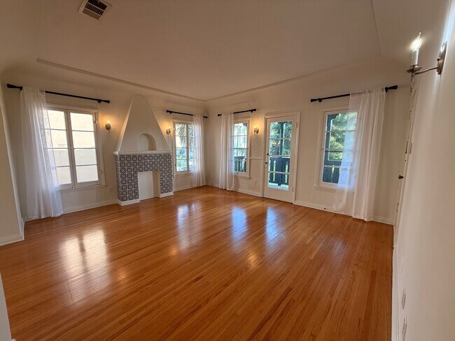 Sala de estar - 1437 S Holt Ave