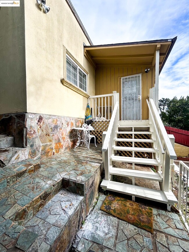 Foto del edificio - 7442 Hillmont Dr