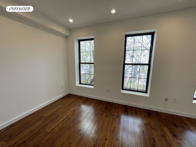 Building Photo - 477 Putnam Ave