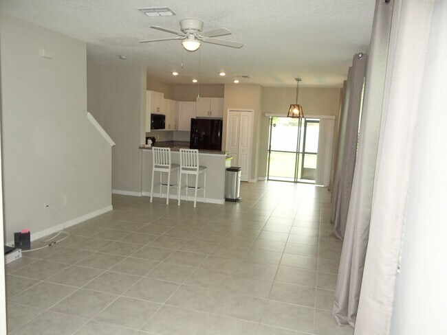 Building Photo - Spacious 2 bed, 2.5 bath, 1 car garage tow...