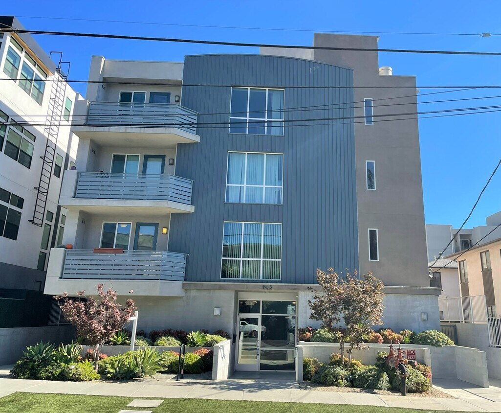 Primary Photo - 1432 N Curson Ave