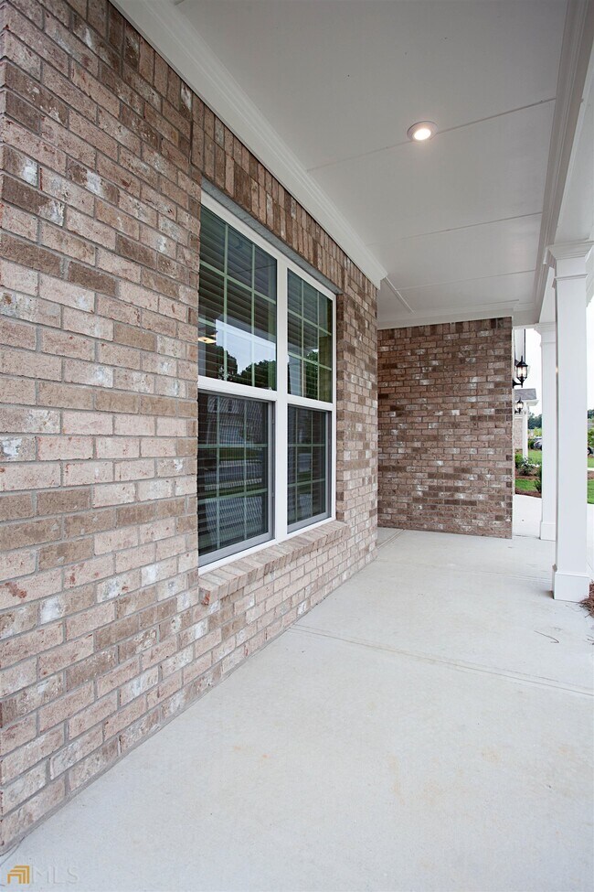 Building Photo - 5860 Wheeler Ridge Rd