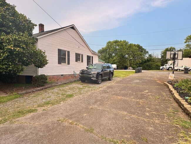 Foto del edificio - Statesville West - 2BR/1BA
