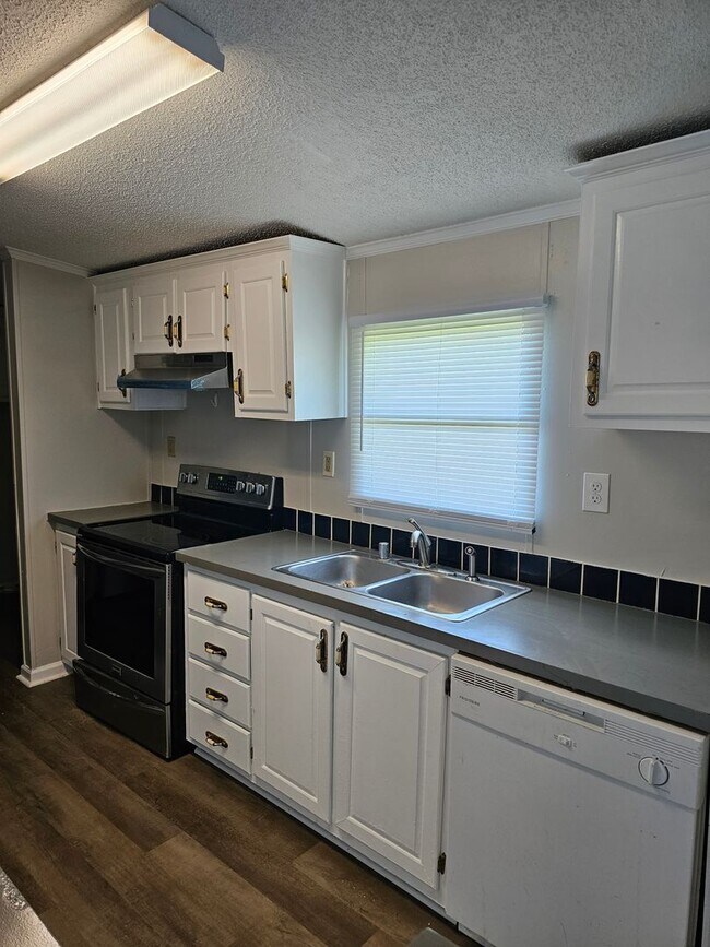 Foto del edificio - Renovated 3 Bedroom 2 Bath Home- Minutes from Shopping & Restaurants