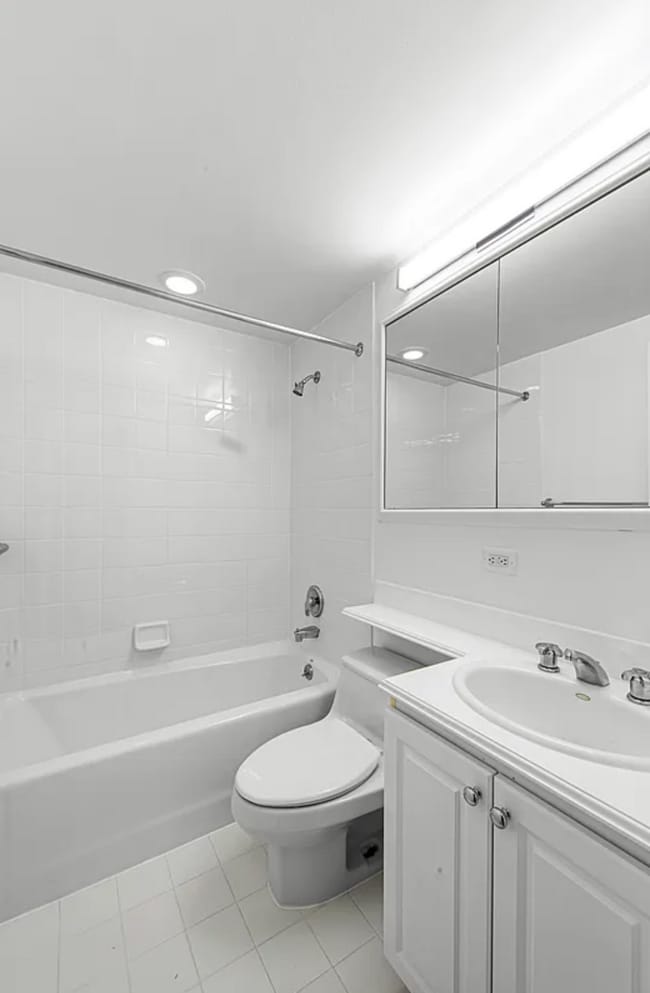 Building Photo - 230 E 63rd St