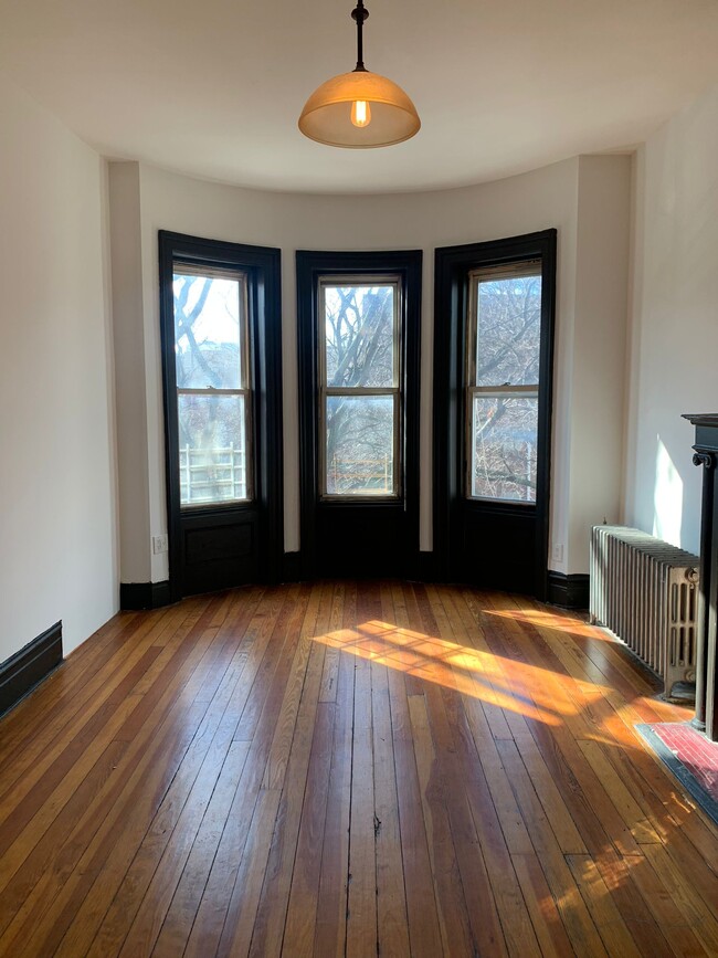 Building Photo - 943 E 156th St
