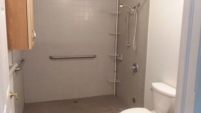 baño - 375 W Pine St