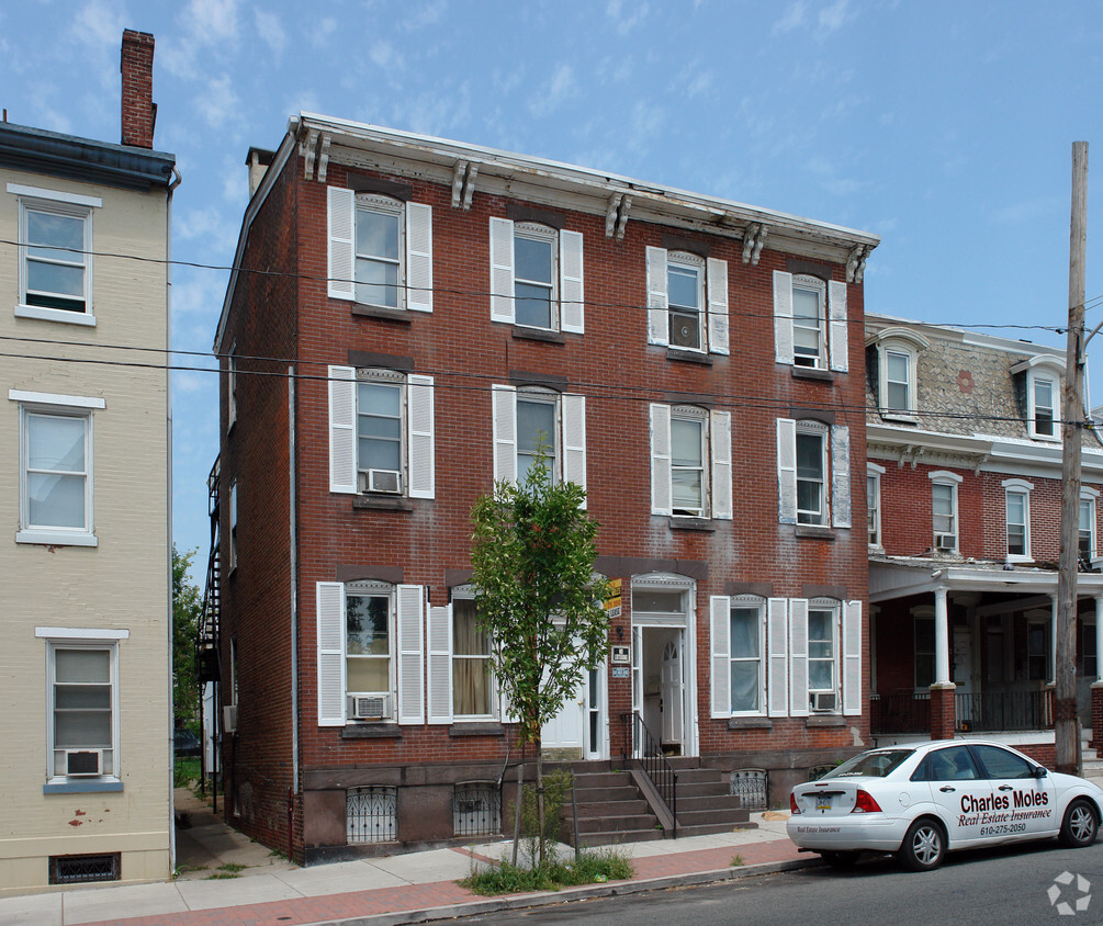 Primary Photo - 1023-1025 Dekalb St