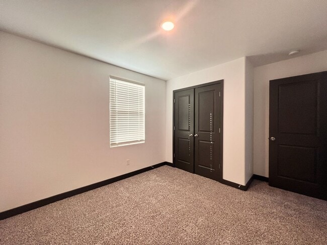 Building Photo - Mission Valley 3 Bedroom 2.5 Bath Townhome