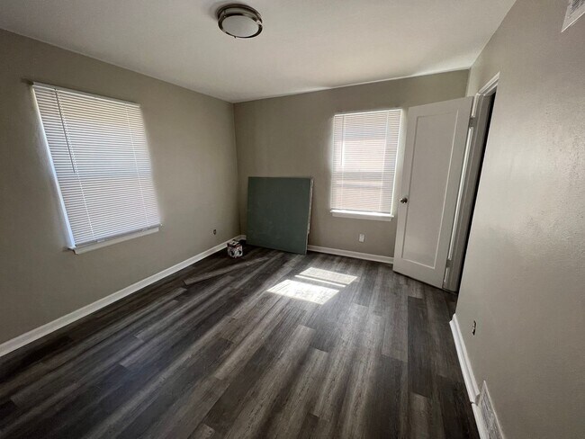Foto del edificio - Recently Renovated Three Bedroom Coming Av...