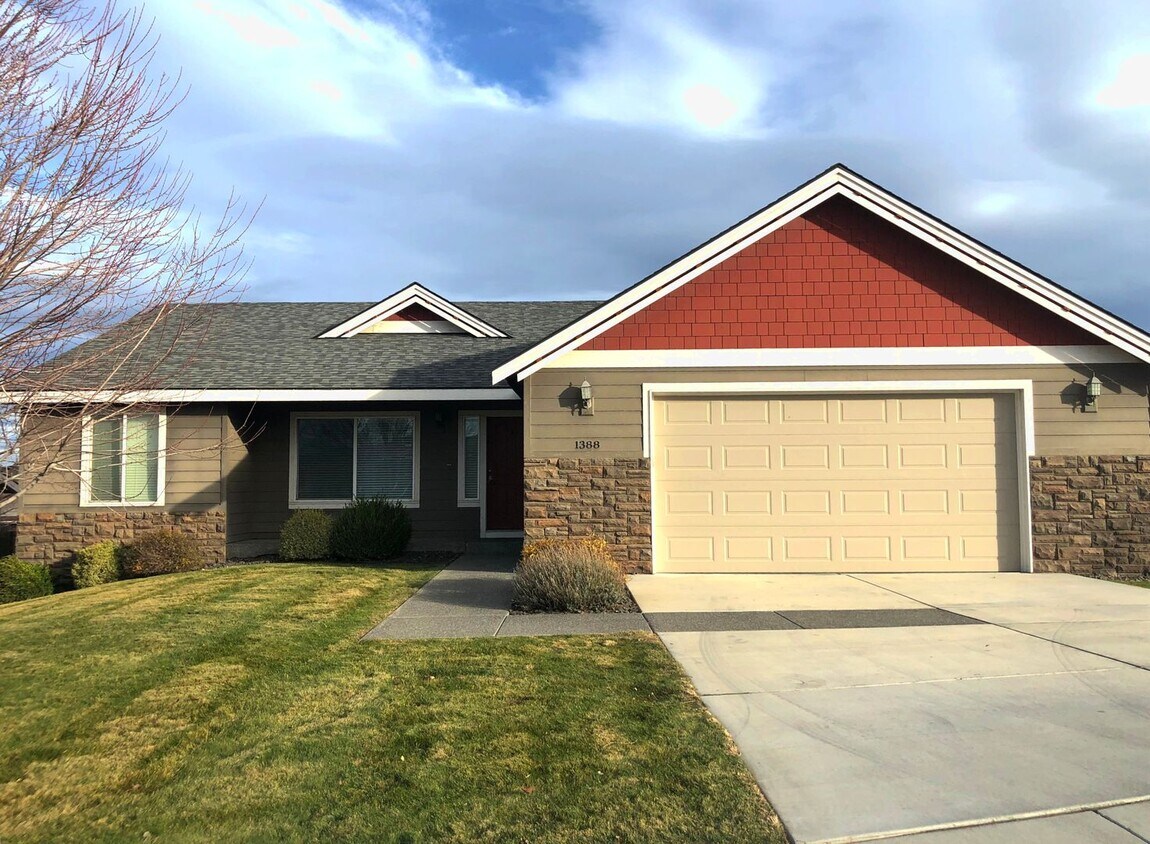 Primary Photo - Single Story Home w/Huge Fenced Backyard!