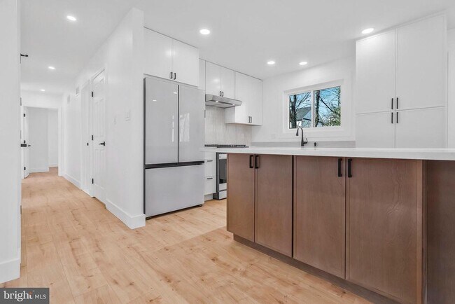 Foto del edificio - 6810 Weaver Ave