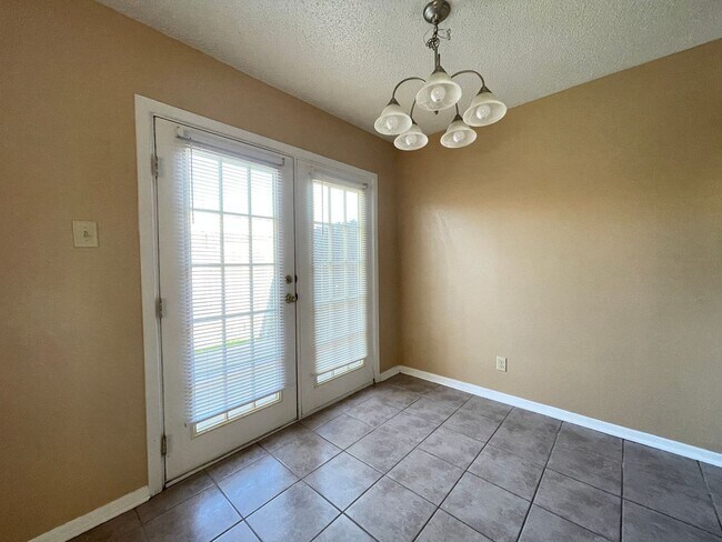 Foto del edificio - 1102 Covey Ln