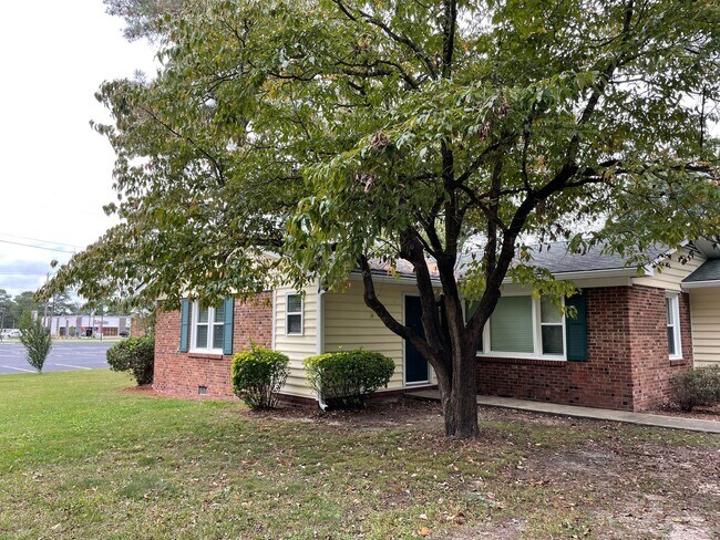 Foto del edificio - Cute 3 Bed 2 Bath with Fenced Yard