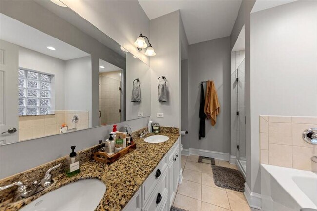Foto del edificio - 3 bedroom in Chicago IL 60613