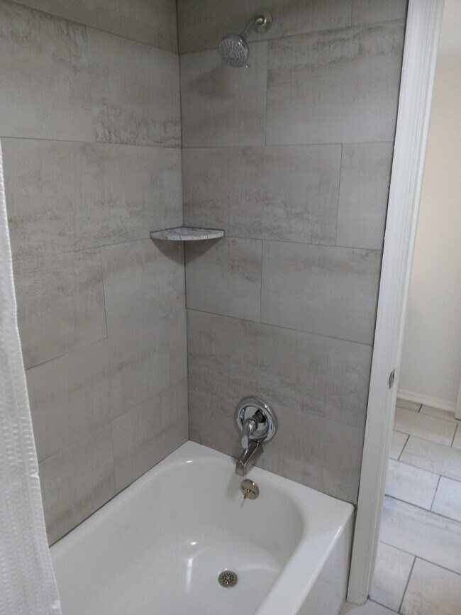 Foto del edificio - 2139 Birch Dr