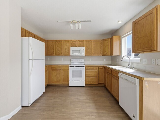 Foto del edificio - Recently Refreshed 3 Bed, 2.5 Bath Duplex with Fenced Yard — Available Now in Evans, CO!