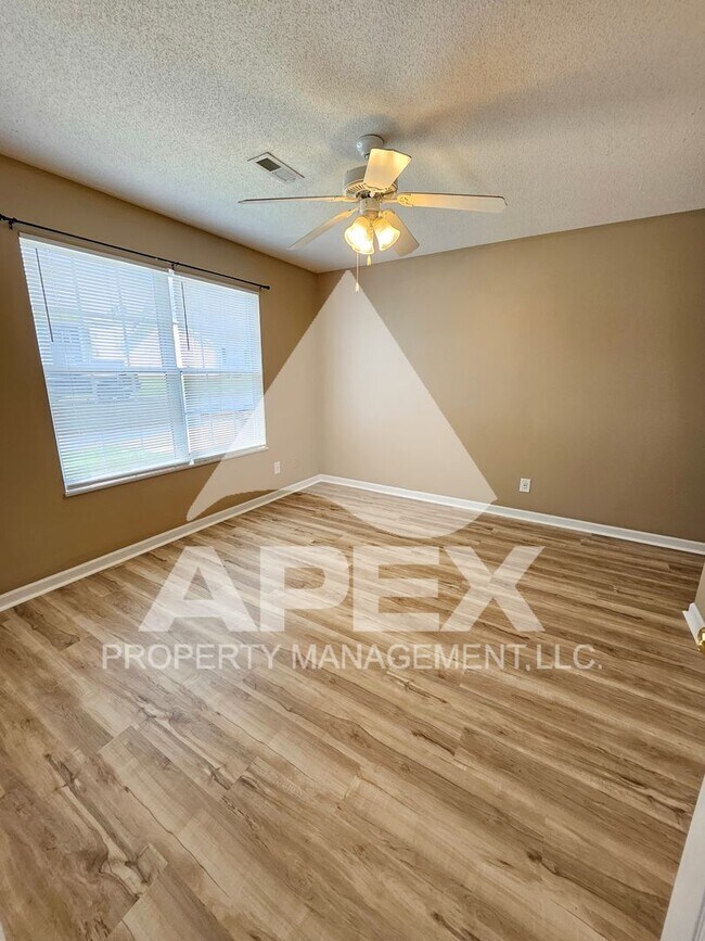 Building Photo - 2 Bd | 2 Ba Condo in North Knox w/1-Car Ga...