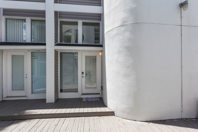 Building Photo - 815 W Pensacola St