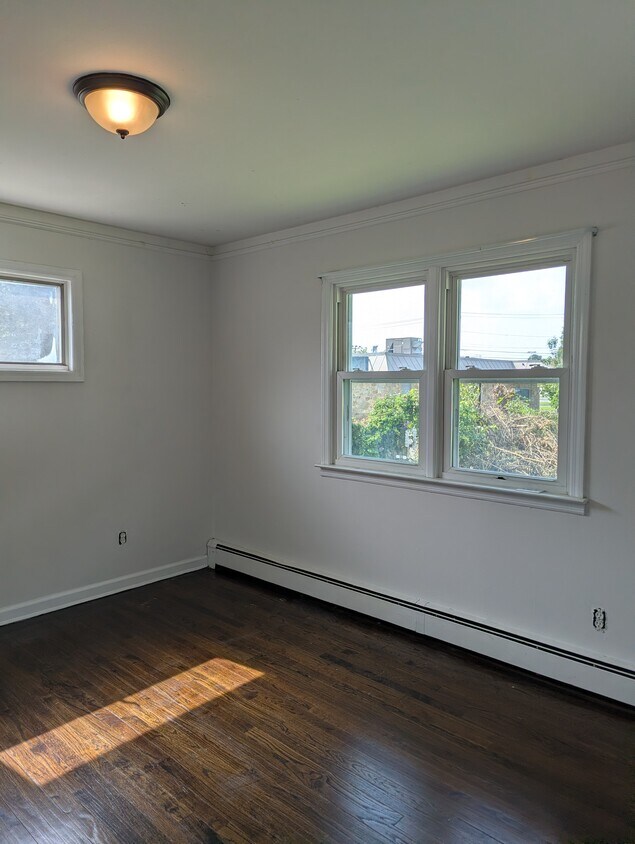 Foto del edificio - 586 Little East Neck Rd