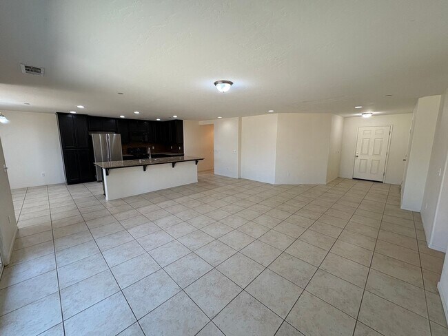 Building Photo - North East Visalia Home Available now!