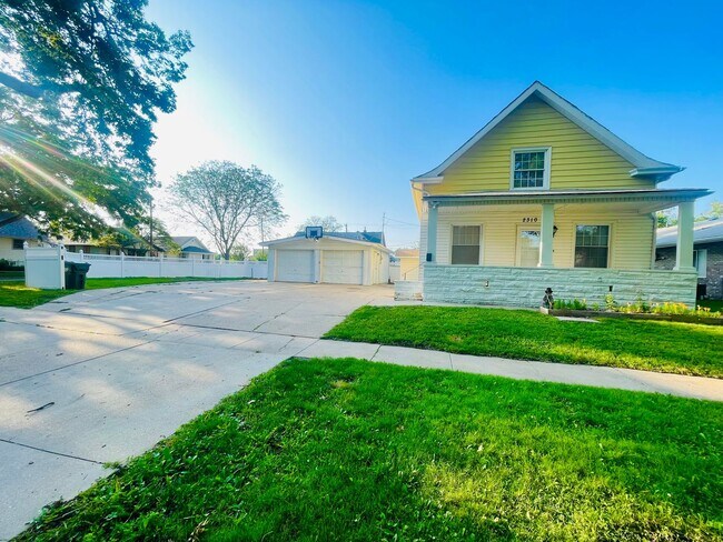 Building Photo - Home w/ Huge 2-stall Garage