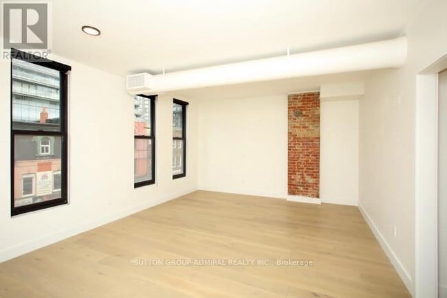 Building Photo - 535 Yonge St