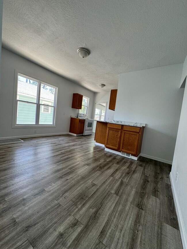 Building Photo - Large 2 bedroom 2 full bath with detached ...