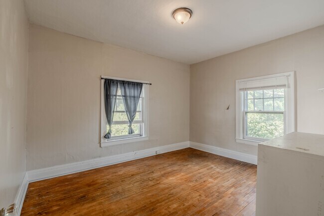 Building Photo - 615 Holcomb St