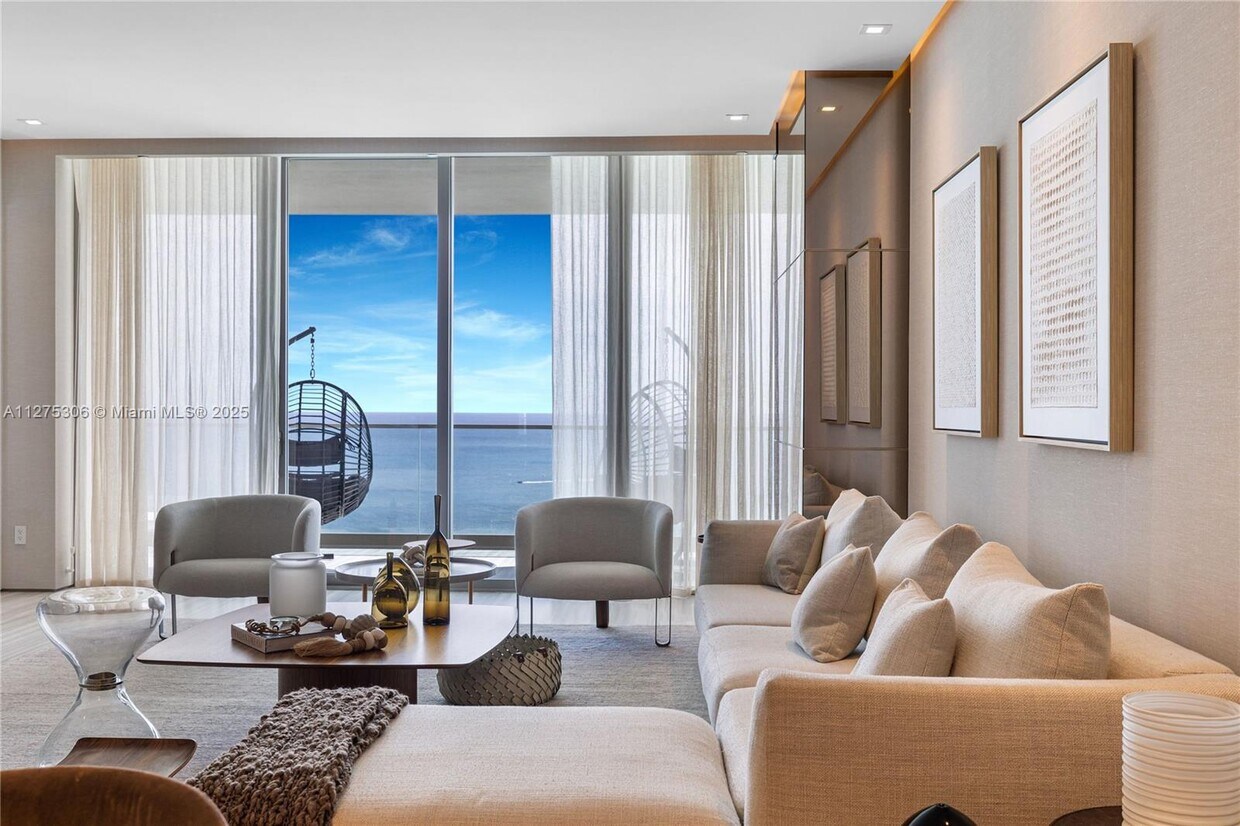 Foto principal - 18975 Collins Ave