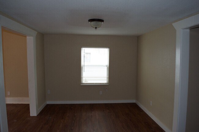 Building Photo - Beautifully Updated 3-Bedroom Home Near Downtown