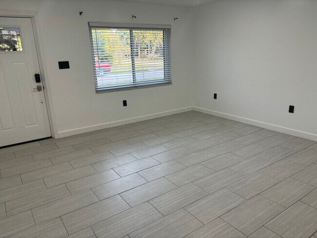 Building Photo - 5299 Lanette St