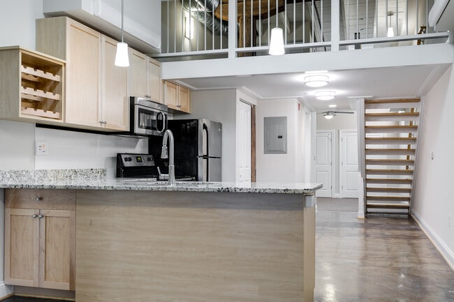 Building Photo - Historic Charm in Shockoe Bottom!