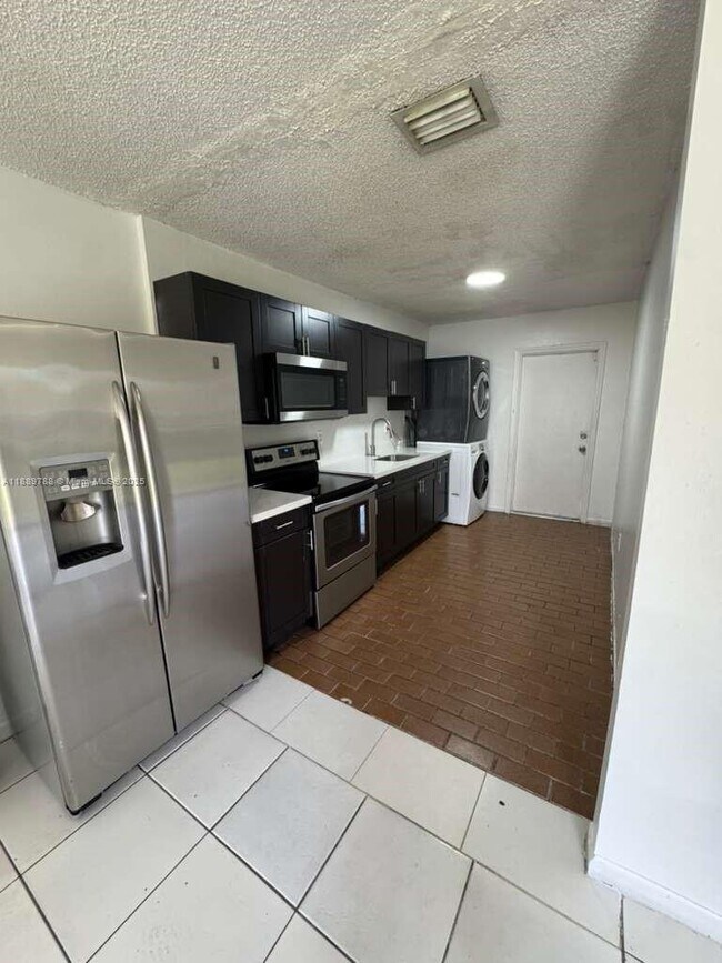 Foto del edificio - 2710 NW 11th Pl