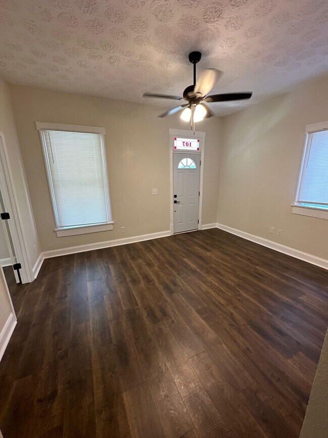 Foto del edificio - Fully Renovated 4/1-Single Family  Availab...
