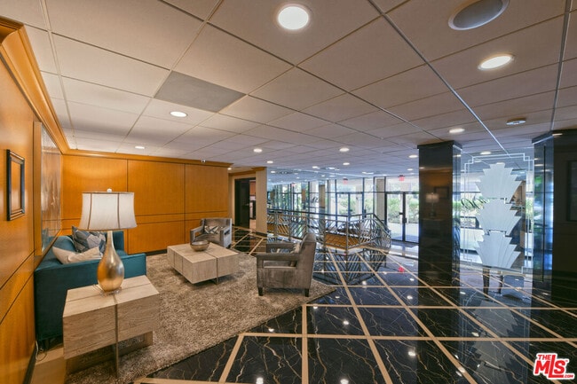 Foto del edificio - 100 S Doheny Dr