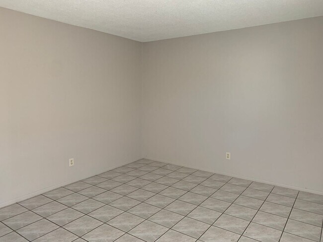 Building Photo - 2/1 Condo For Rent  in St. Cloud Next Near Excellent Schools