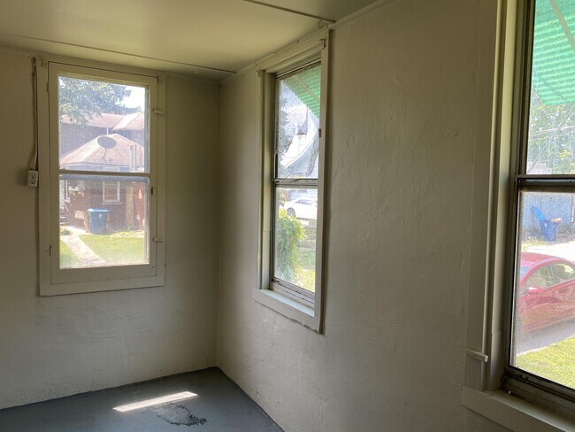 Building Photo - 304 1/2 River Oaks Dr