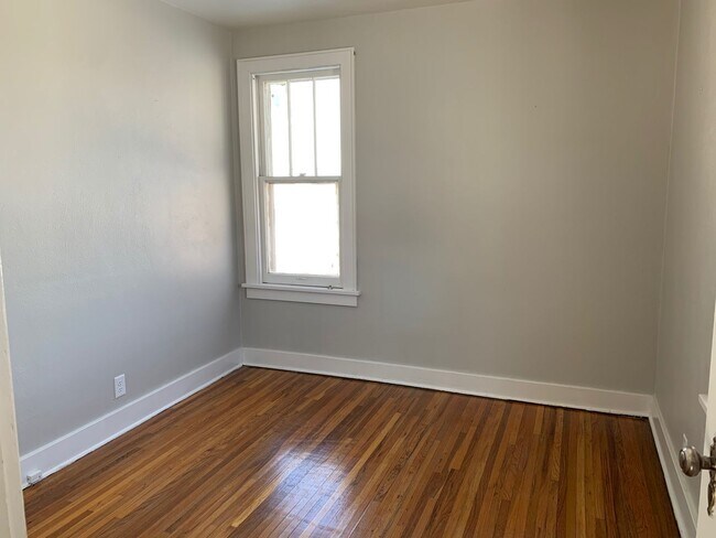 Building Photo - Cute Cozy Original Montgomery Wards Catalo...