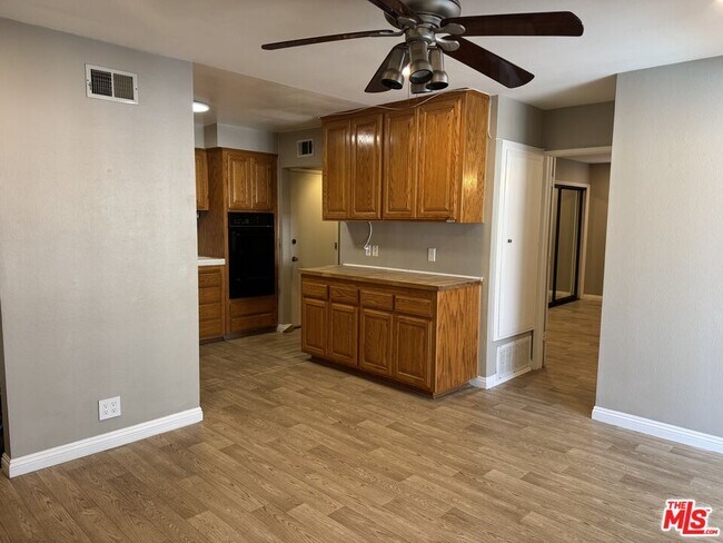 Building Photo - 631 Pepper Tree Dr