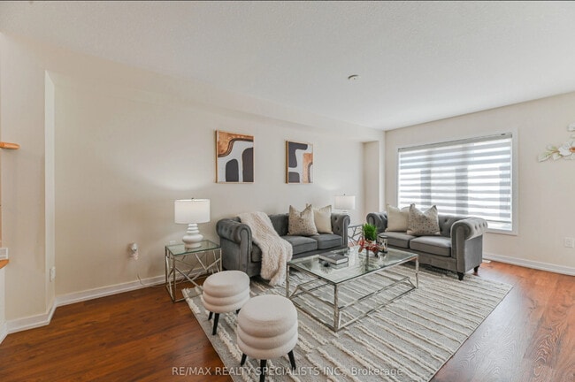 Building Photo - Stunning Townhouse In Stoney Creek