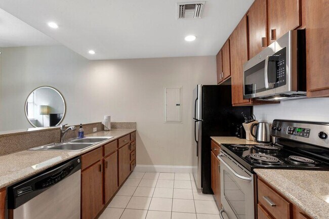 Building Photo - 925 Common St