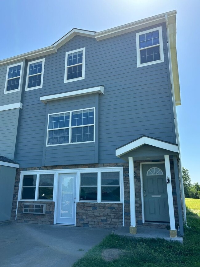 Building Photo - Ogden Triplex