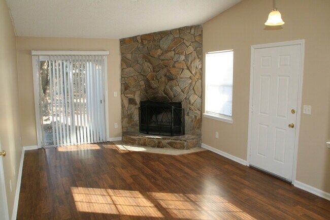 Foto del edificio - 2 BD / 1BA Attached home with fenced in ya...