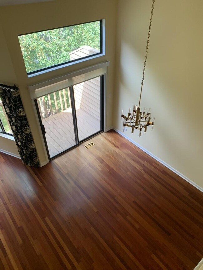 Foto del edificio - 946 N Shoreline Rd