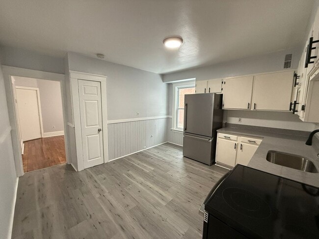 Building Photo - 82 Pine St