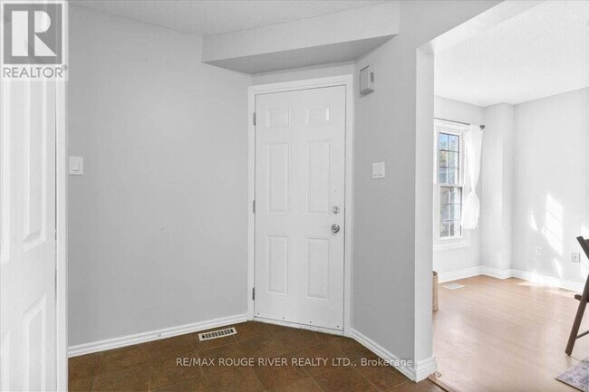 Photo du bâtiment - 7 Inglis Ave