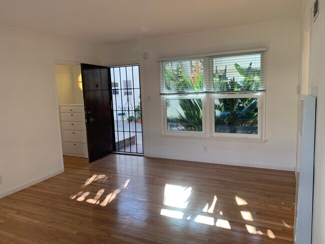Building Photo - 1266 N Laurel Ave